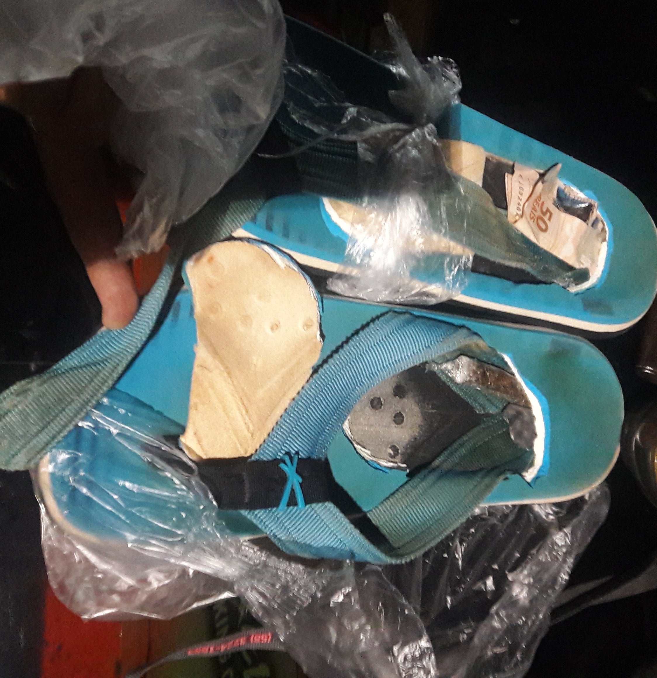 A droga estava escondida na sandália/Foto: ContilNet