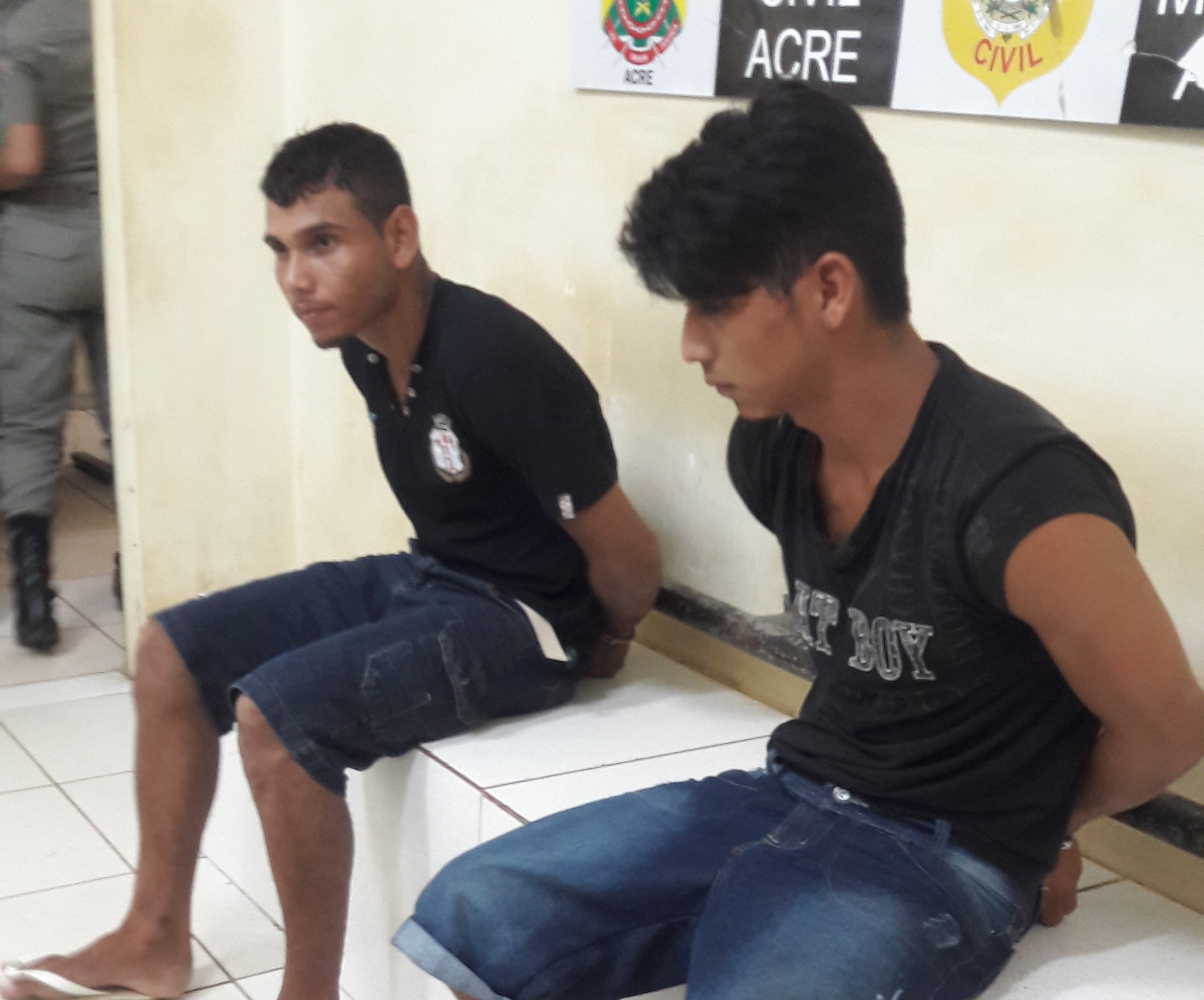 Dois jovens são presos tentando cometer assaltos com arma de brinquedo, nas Placas