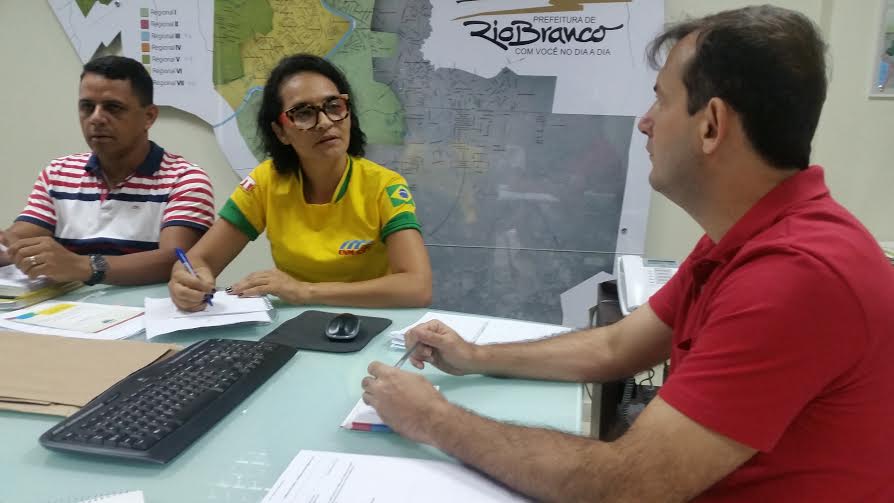 Prefeito garante ao Sinteac concurso público para 250 professores na capital