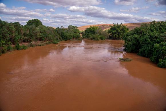 Passagem da lama pelo Rio Doce, por causa do rompimento de barragens em Mariana (MG) Leonardo Merçon/Instituto Últimos Refúgios/Divulgação 