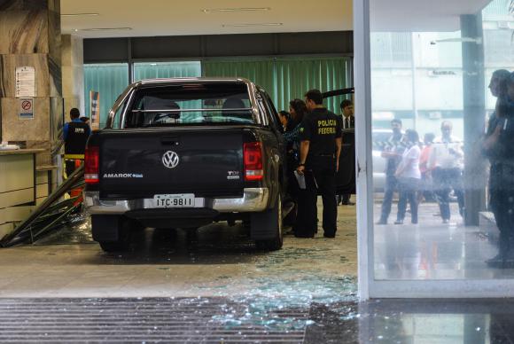 Uma caminhonete com placa de Londrina invadiu a entrada de serviço do Ministério da Fazenda, em Brasília. A Polícia Federal faz perícia no local/Foto:José Cruz/Agência Brasil