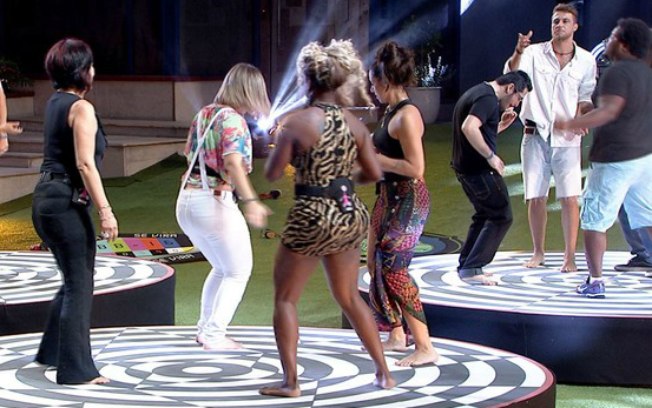 BBB 16 começa com participantes chegando em contêineres e Prova do Líder