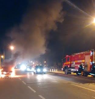 Carro pega fogo em frente a faculdade FAAO em Rio Branco na madrugada de quinta para sexta