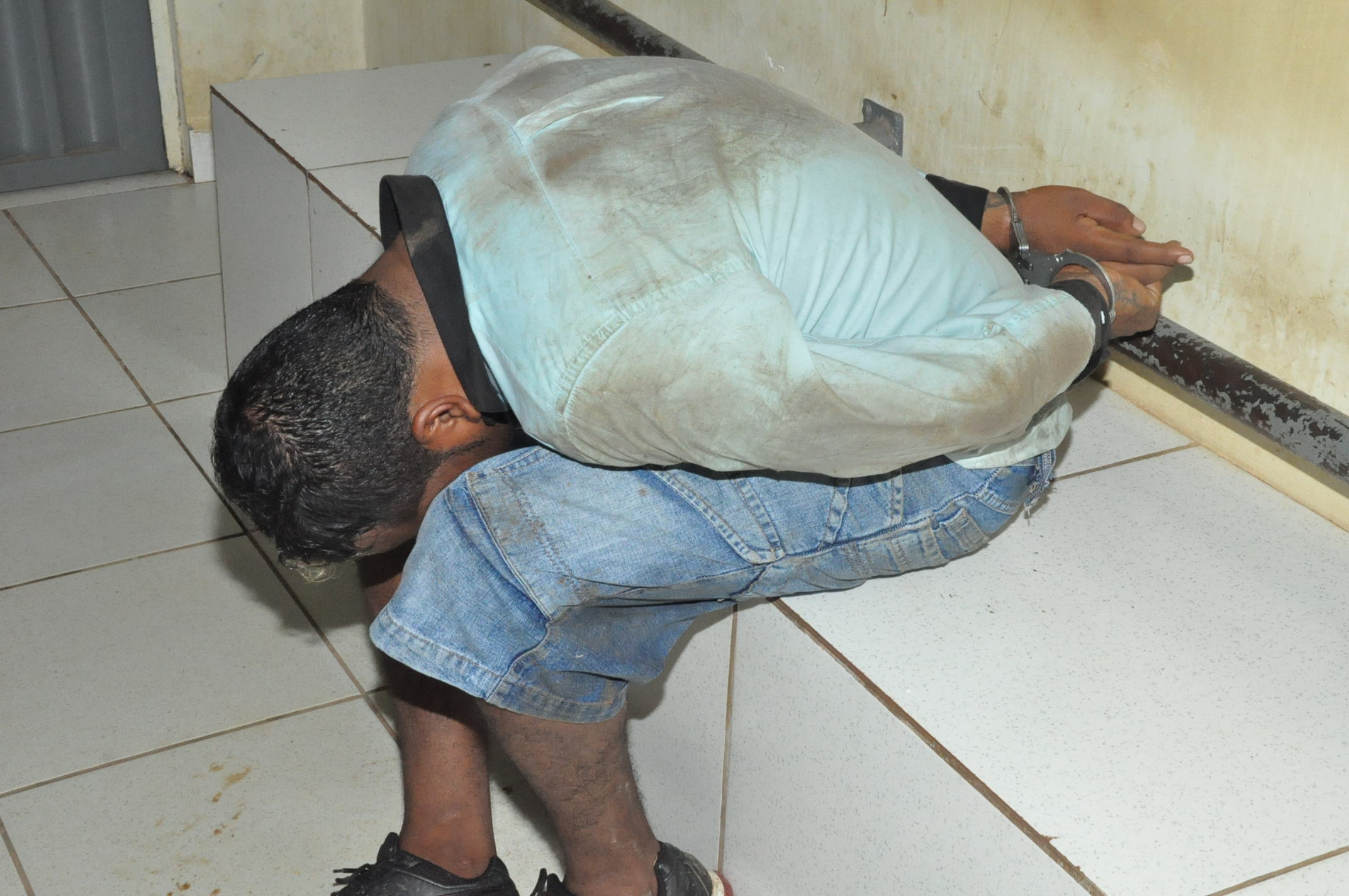O bandido não conseguiu ligar a motocicleta para fugir/Foto: ContilNet