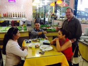 Roberto da Princesinha conversando com clientes e amigos/Foto: ContilNet