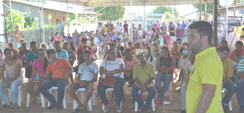 O senador Gladson Cameli com a comunidade/Foto: Assessoria