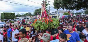 Foto: Gleilson Miranda/Secom Xapuri (Acre) A história da festa de São Sebastião se confunde com a própria história de Xapuri. A celebração, que completa 113 anos, reúne muita fé e devoção ao santo padroeiro do município. Uma semana antes da data da manifestação religiosa, no dia 20 de janeiro, uma multidão de romeiros e turistas chega à cidade movimentando a economia local, tanto no setor de restaurantes, hoteleiro como artesanato e informal. A igreja de São Sebastião é tomada por fiéis que participam da programação como as missas e outras atividades litúrgicas. Esses fiéis muitas vezes são voluntários e também ajudam na ornamentação da festa.