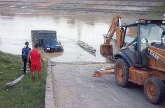 Caminhão boiadeiro apresenta problema no sistema de freio e cai dentro do Rio Acre