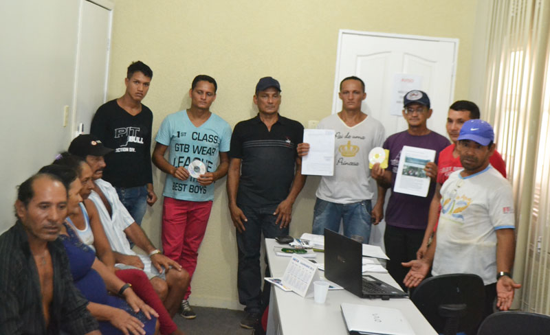 Alegando “descaso”, trabalhadores rurais exigem assentamento em fazenda desapropriada pela polícia