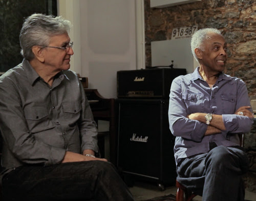 Vídeo: Gil e Caetano comentam manchetes engraçadas; “fumei maconha até os 50 anos”