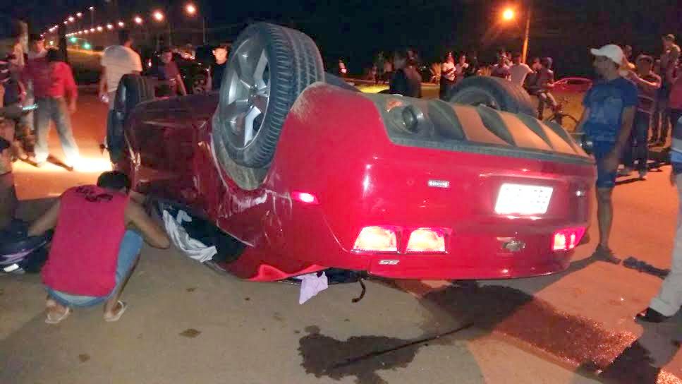 Camaro capota várias vezes ao colidir com caminhonete na AC 40; motorista teria fugido