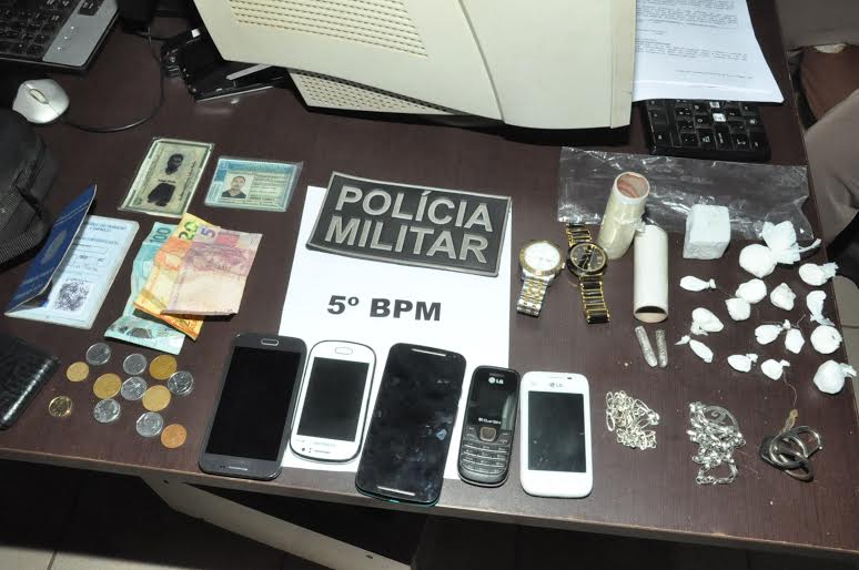 Polícias apreendeu celulares, joias e dinheiro