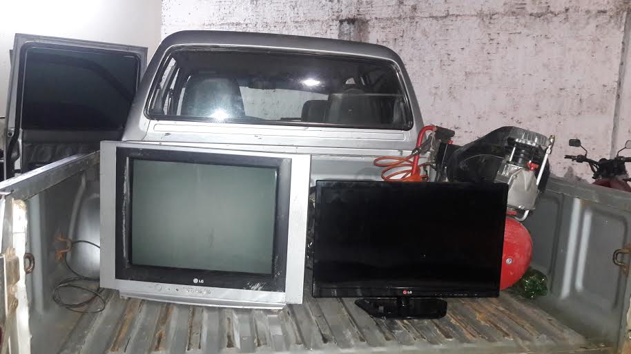 Homens armados invadem casa, fazem família refém e fogem com caminhonete