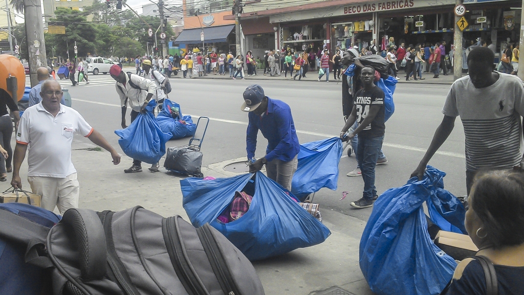Dezenas de ambulantes haitianos se espalham pela avenida. Foto: Ambulantes Haitianos Rangel Pestana/Foto Almeida Rocha/Diario SP