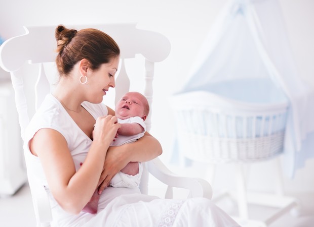 Mãe com bebê no colo: será que faz mal? (Foto: Thinkstock) 