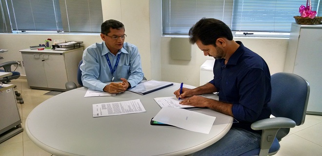 O prefeito Mano Rufino (PSB) assinando o investimento/Foto: Assessoria