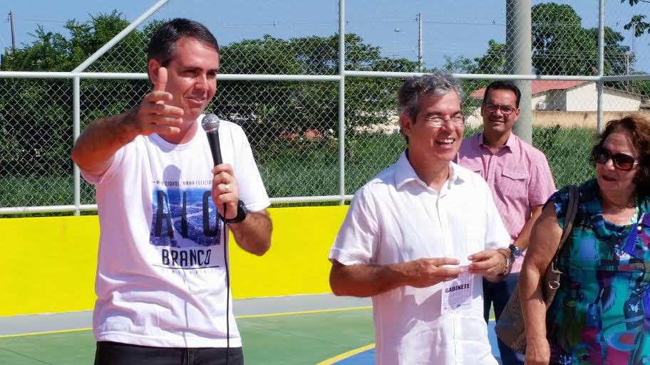 Prefeito diz que creches e outras obras prometidas em seu plano de governo ficaram para 2016