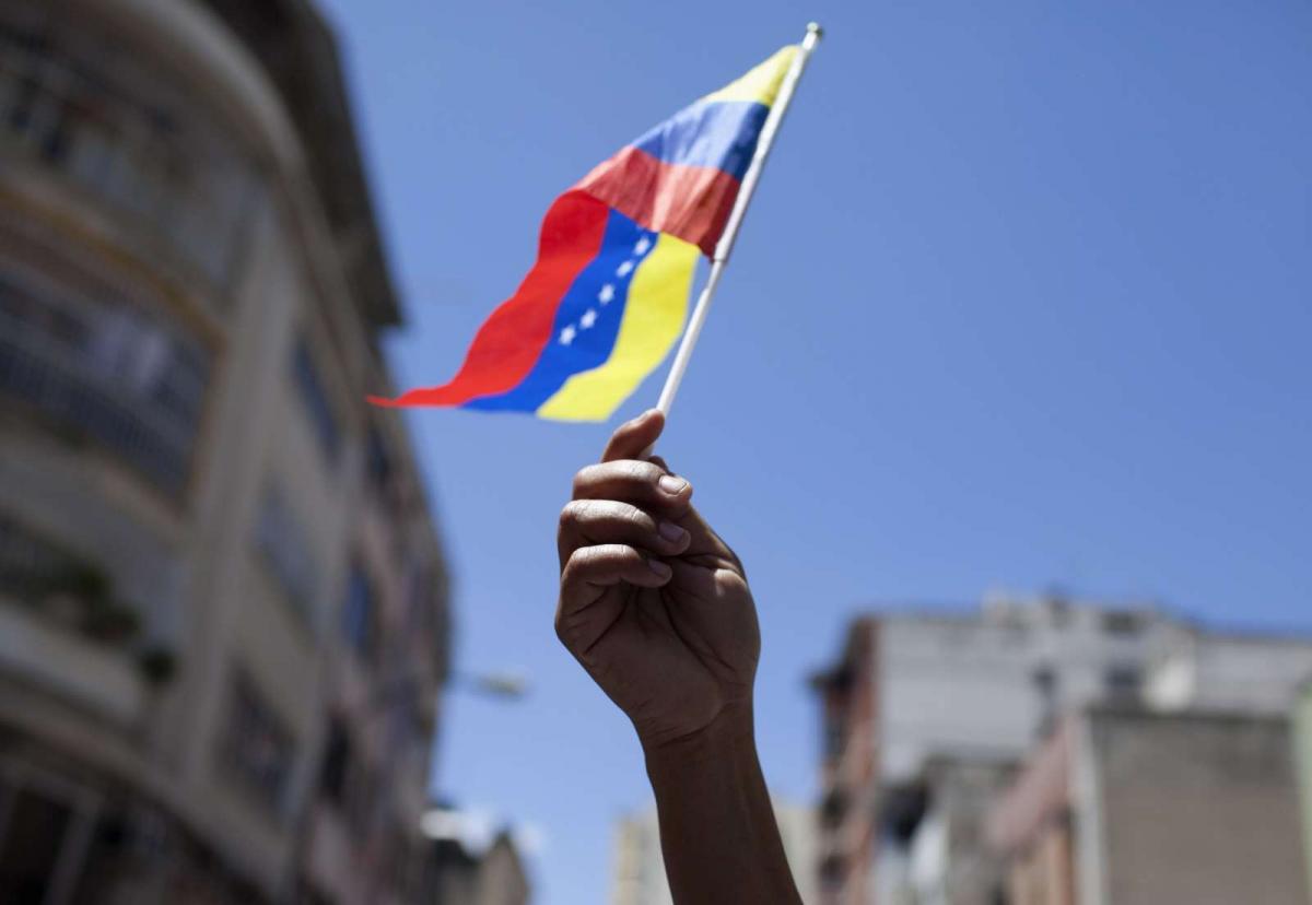 Presidente da Venezuela declara controle militar de cinco portos