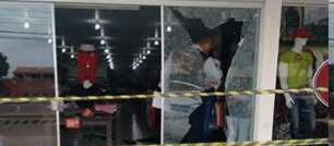 Bandidos armados quebram vitrine de loja em Rio Branco e fogem com mercadorias