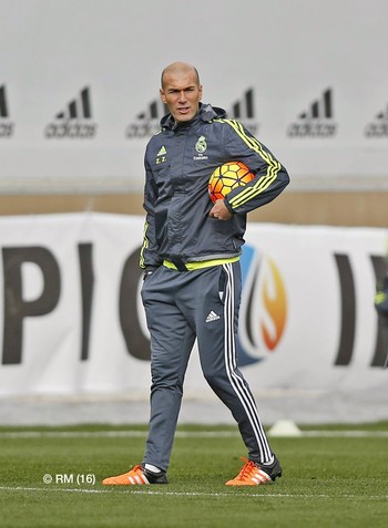 Zidane observa o mercado (Foto: Reprodução / Facebook)