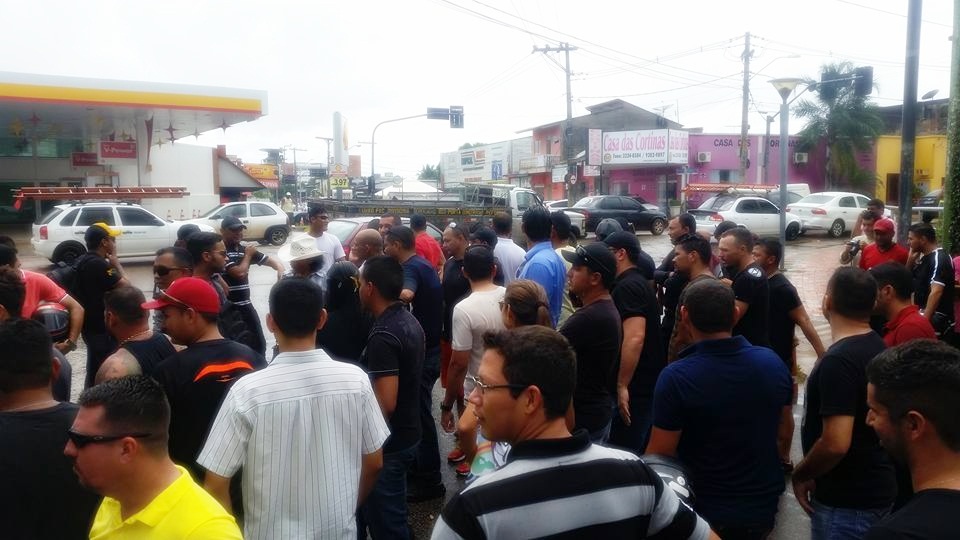 Agentes penitenciários fecham avenida em protesto contra governo do Estado
