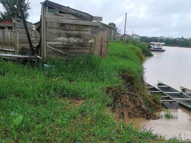 Após nível do rio baixar, moradores são vítimas de deslizamento de terra