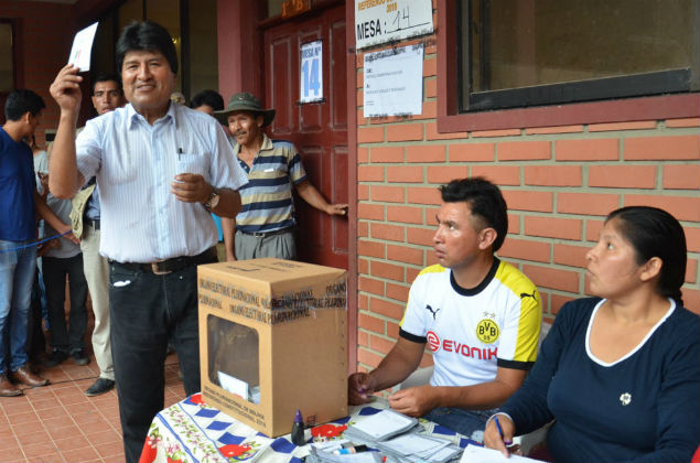 ‘Não’ a Evo sai na frente em apuração de referendo, e oposição comemora