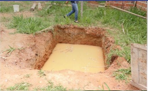 A criança caiu no buraco e morreu logo em seguida/Foto: ContilNet