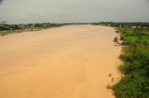 Em Cruzeiro do Sul, algumas casas foram atingidas pelo rio (Foto: Arquivo/Secom)