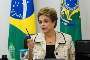 Brasília - A presidenta Dilma Rousseff em reunião com autoridades para tratar do combate ao vírus Zika (Marcelo Camargo/Agência Brasil)