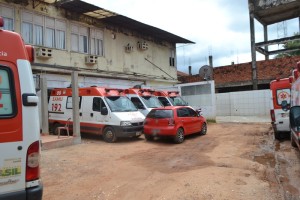 Ambulâncias quebradas ficam paradas no pátio do Samu