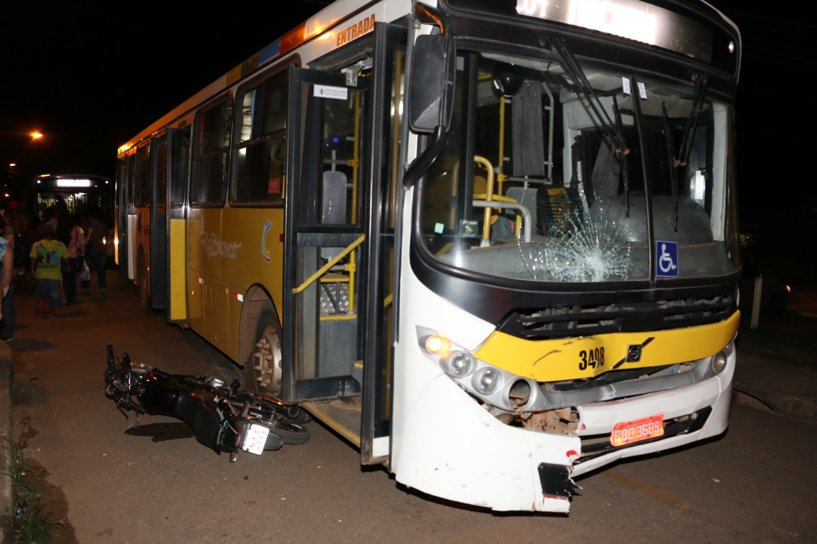 Motociclista faz conversão não permitida e colide de frente com ônibus