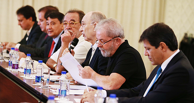 Lula se reúne com conselho para discutir sua linha de defesa
