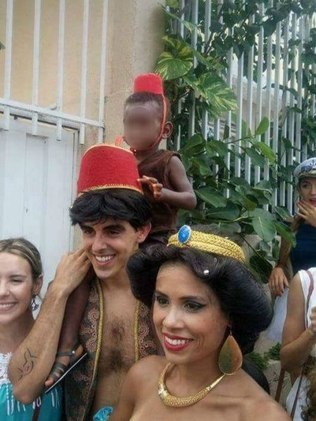 Foto de pai vestido de Aladdin e filho como macaco de estimação gera revolta nas redes