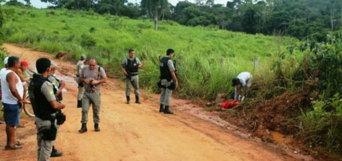 Mulher morre ao cair de moto a caminho de velório; vítima pode ter quebrado o pescoço