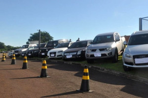 Veículos de luxo apreendidos na Operação Brasiguai são guardados pela Polícia Federal do Brasil.