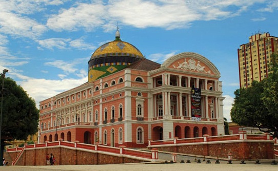 Em Manaus, cineasta paulista leva dois tiros após tentar “invadir” Teatro Amazonas