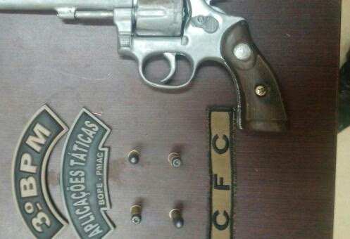 Dupla armada tenta fugir da polícia; um dos suspeitos é preso portando um revólver