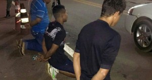 Suspeitos foram presos e conduzidos à delegacia