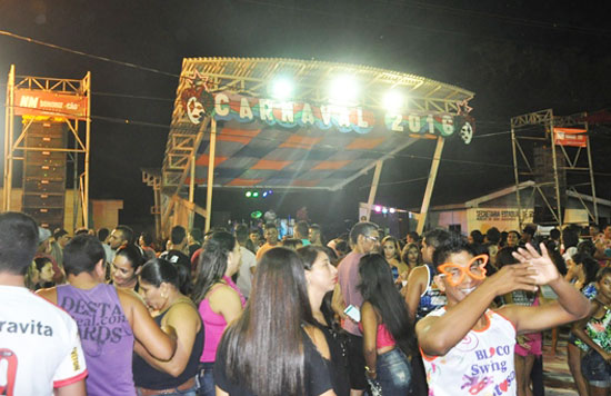 Primeira noite de Carnaval em Sena reúne centenas de foliões na Avenina Avelino Chaves
