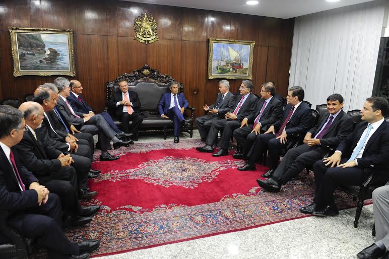 O presidente do Senado, Renan Calheiros, reúne-se, na sala de audiências da presidência, com governadores de vários estados do país e o governador do Distrito Federal, Rodrigo Rollemberg. Eles participam em Brasília da segunda reunião do Fórum Permanente de Governadores. O objetivo é construir uma agenda comum que possa melhorar o ambiente econômico do país e a situação financeira dos estados.Participam:governador do Pará, Simão Jatene (PSDB)vice-governador da Bahia, João Leãogovernador de São Paulo, Geraldo Alckmin (PSDB)presidente do Senado, Renan Calheiros (PMDB-AL);senador Jorge Viana (PT-AC);governador do Distrito Federal governador Rodrigo Rollemberg (PSB);governador do Piauí, Wellington Dias (PT);governador de Alagoas, Renan Filho (PMDB);governador do Amapá, Waldez Goes (PDT);senador Cássio Cunha Lima (PSDB-PB);governador de Tocantins Marcelo Miranda (PMDB)Foto: Jonas Pereira/Agência Senado