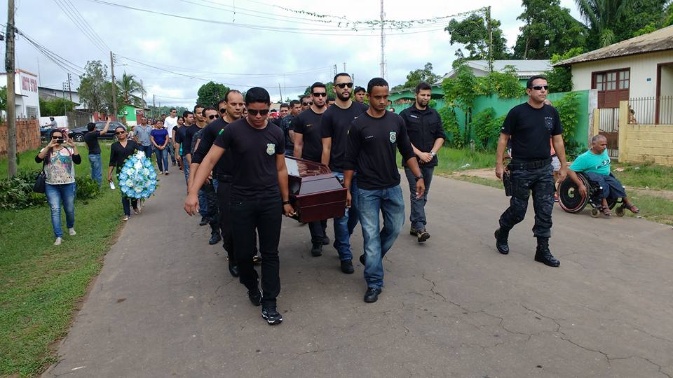 Sob forte comoção e homenagens, corpo de agente é sepultado em Sena