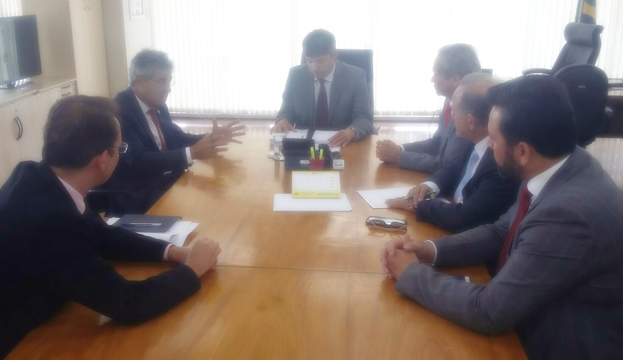 Jorge Viana e deputados federais se reúnem com diretor do DNIT
