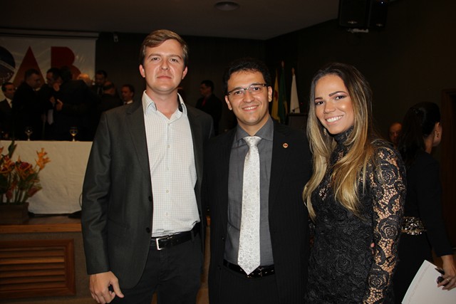 Leandro ao lado da irmã, a advogada Lais Martins, e Claudio Vendruscolo/Foto: ContilNet