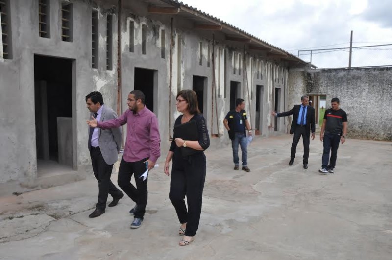Procurador e promotora dutante visita ao prédio do presídio Francisco de Oliveira Conde/Foto: Ascom MP