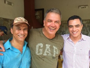Senador Petecão entre os pré-candidatos a prefeito Daniel Nogueira (Porto Acre) e André Maia (Quinari)