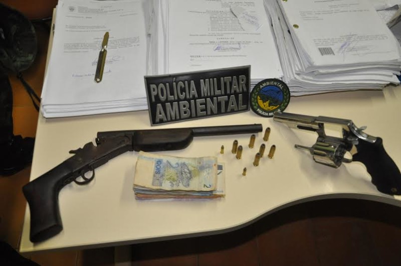Polícia apreendeu armas e dinheiro