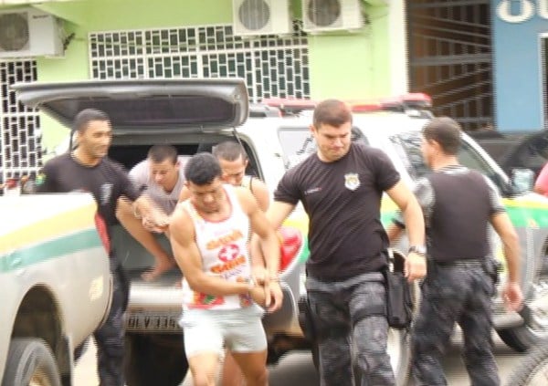 Os detentos fizeram um buraco no teto, na tentativa de fugir/Foto: Reprodução
