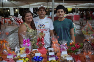 Neide comercializa chocolates artesanais para complementar a renda familiar (Foto: Diego Gurgel/Secom)