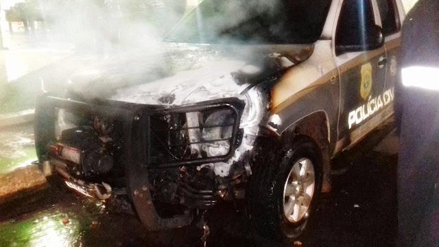 Bandidos ateiam fogo em veículo da Polícia Civil em Tarauacá durante a madrugada